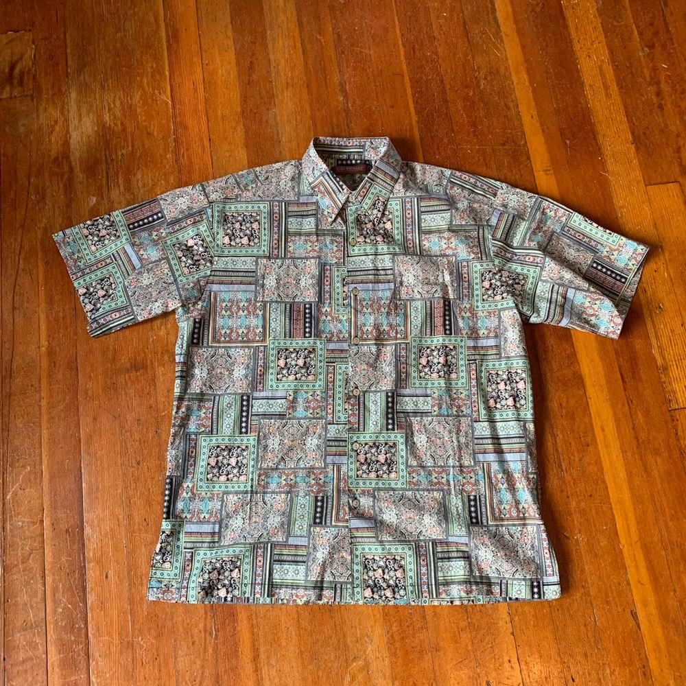 New With Tags Tori Richard Honolulu Short Sleeve Button up shirt. Size Large.